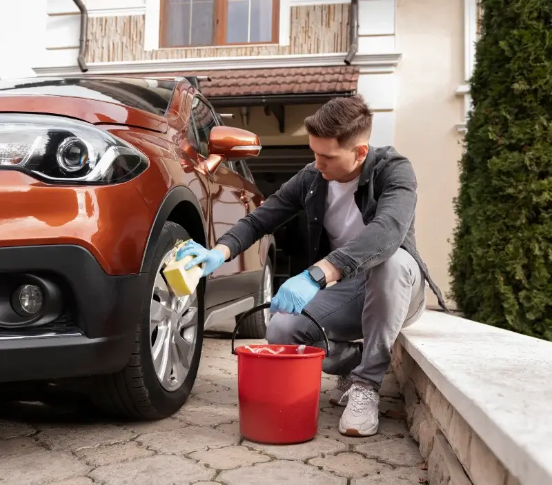 Lavage auto à domicile Souilhanels : professionnel intervenant sur un véhicule